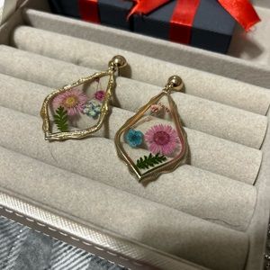 Cute transparrring earring with flower details.
